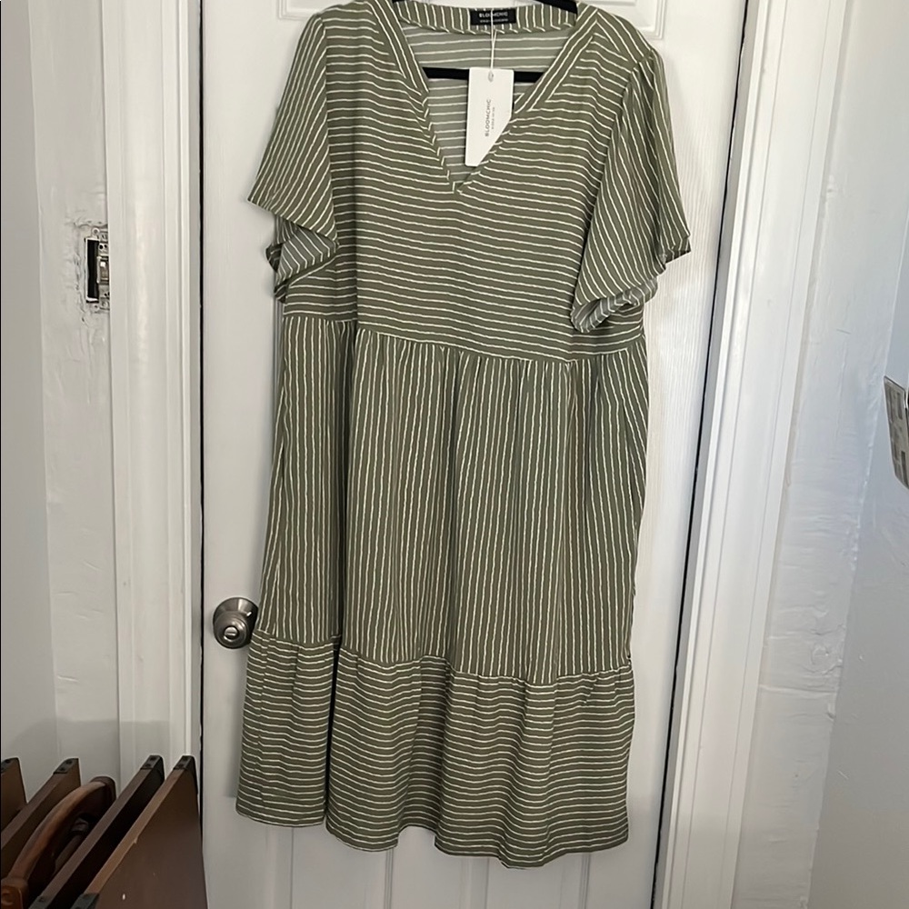 BloomChic Green and White Tiered Midi Dress-nwt